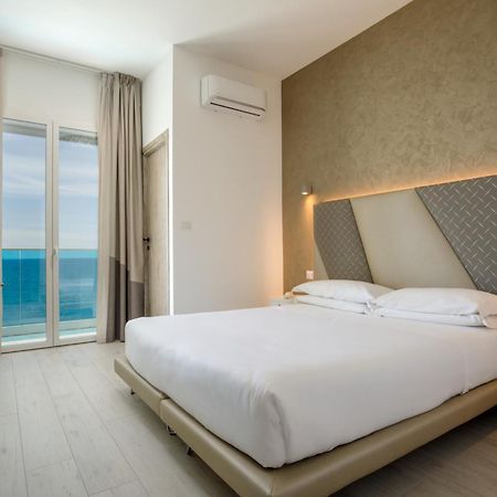 Hotel Tirreno ลาตินา ภายนอก รูปภาพ