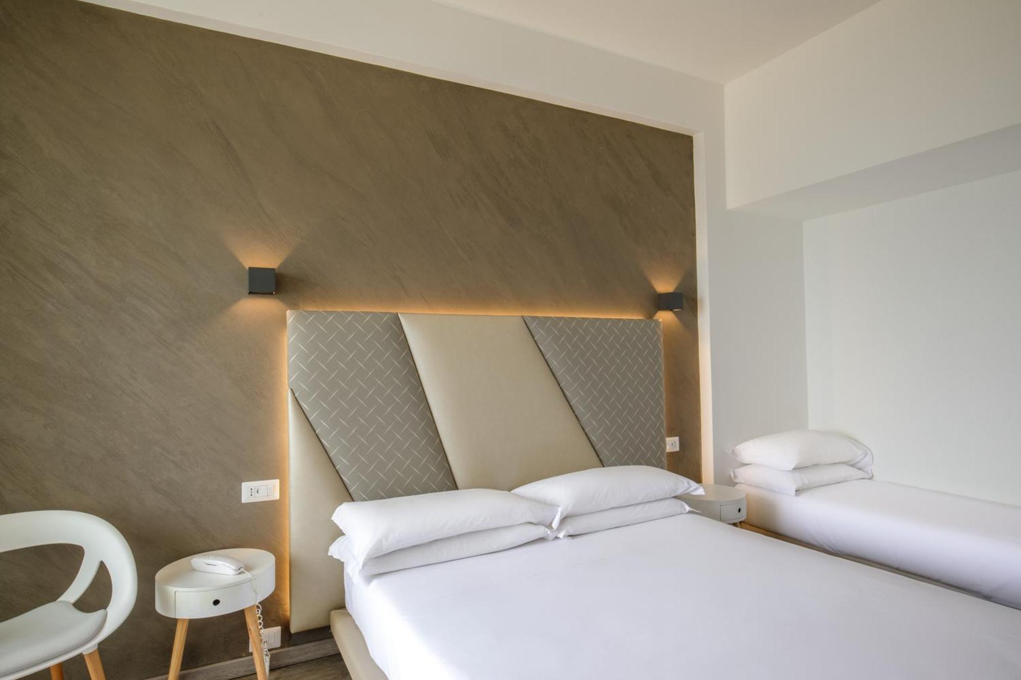 Hotel Tirreno ลาตินา ภายนอก รูปภาพ