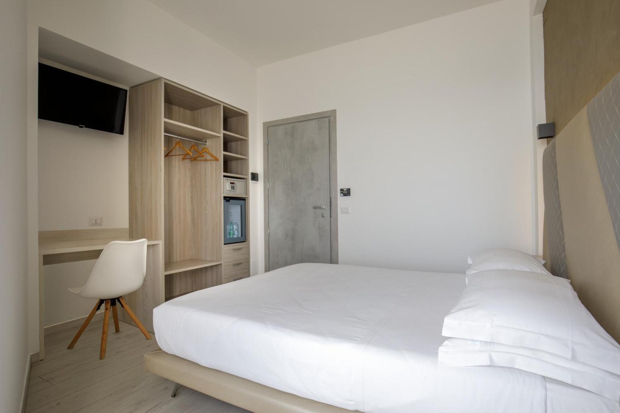 Hotel Tirreno ลาตินา ภายนอก รูปภาพ