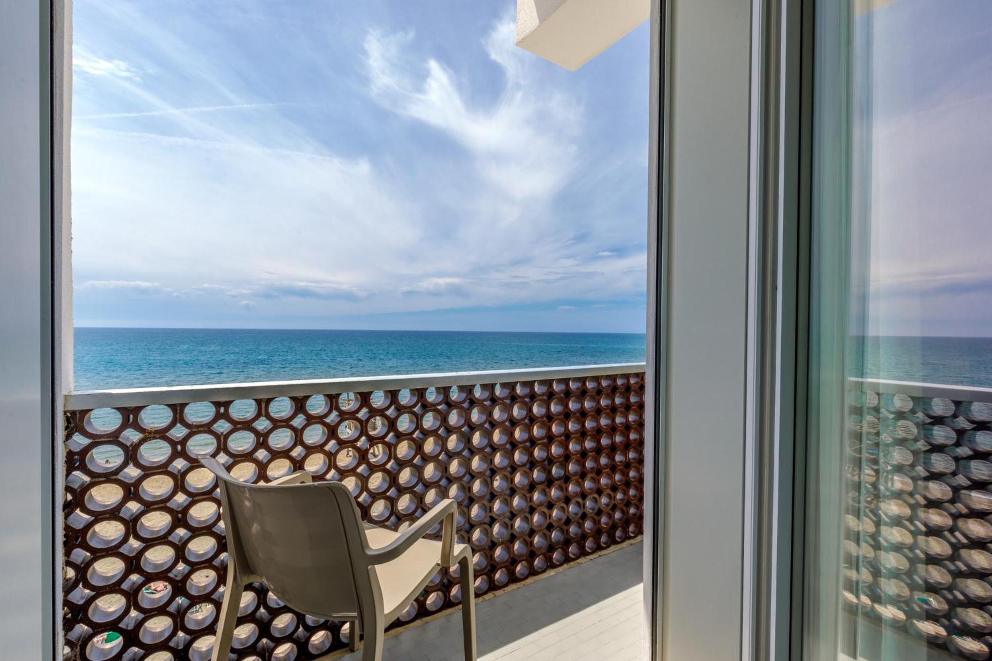 Hotel Tirreno ลาตินา ภายนอก รูปภาพ
