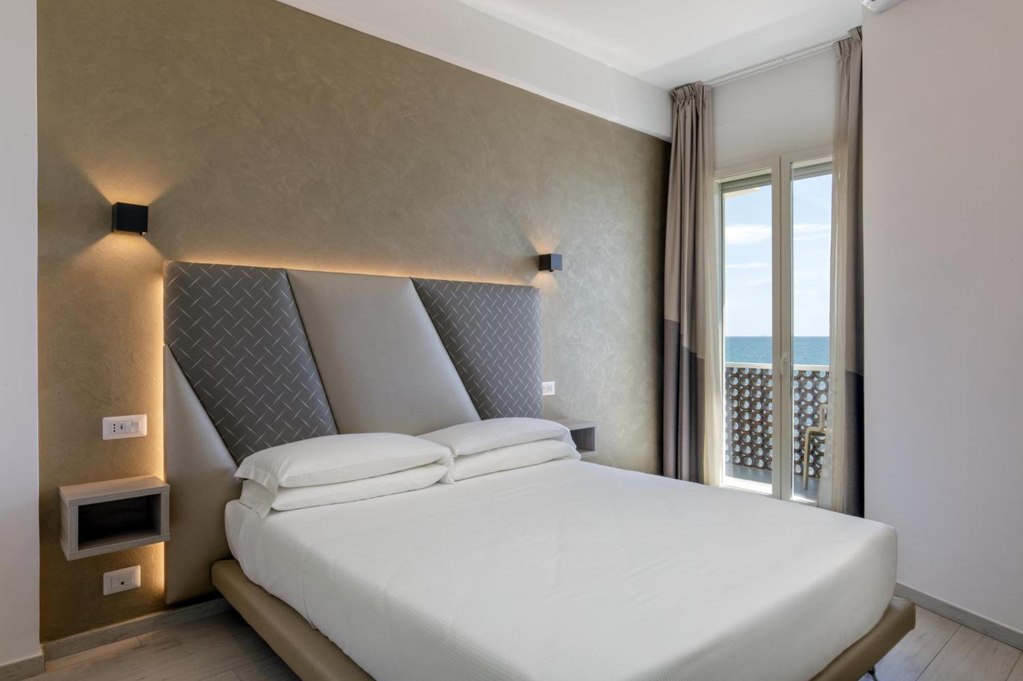 Hotel Tirreno ลาตินา ภายนอก รูปภาพ