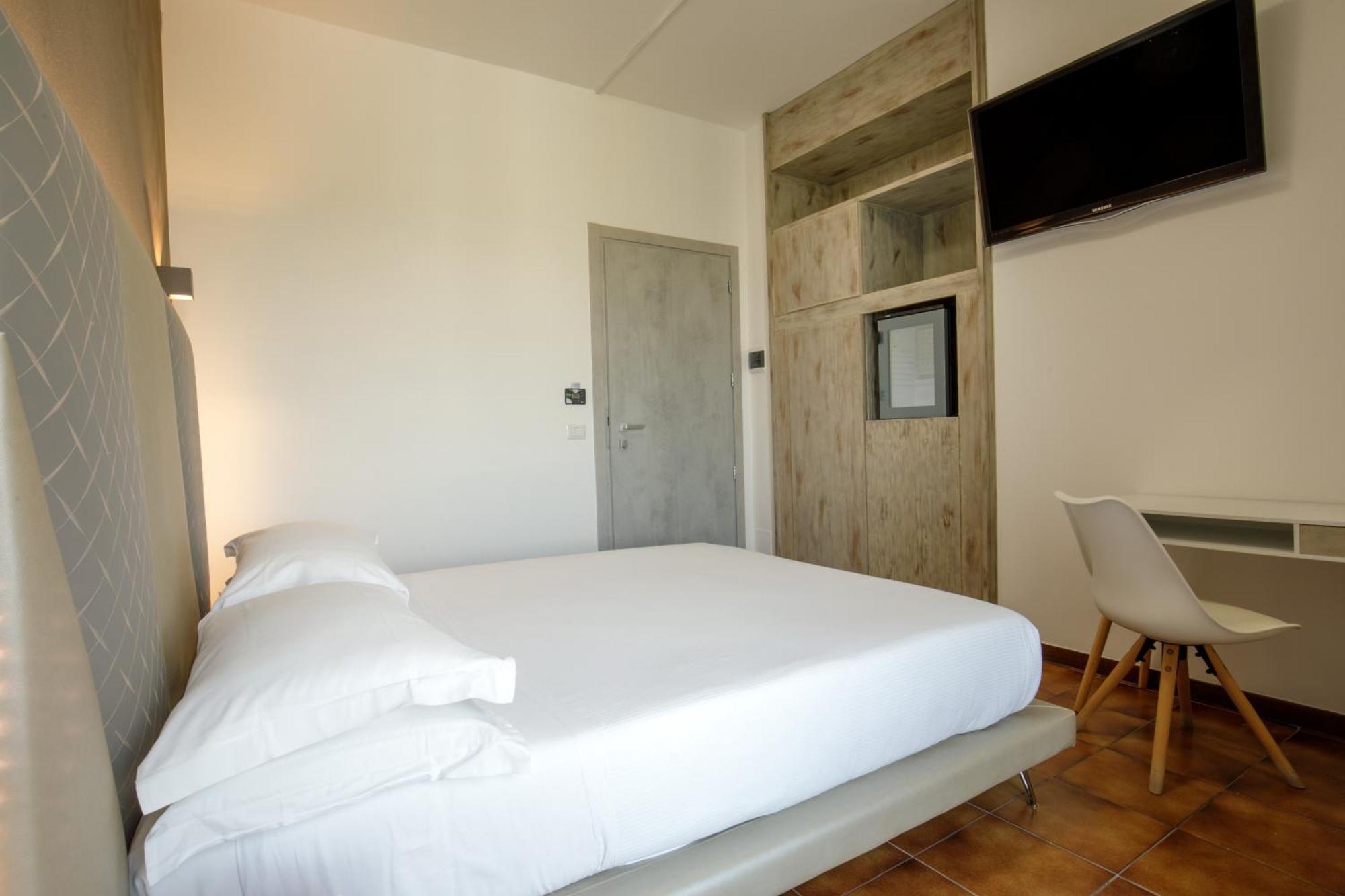 Hotel Tirreno ลาตินา ภายนอก รูปภาพ