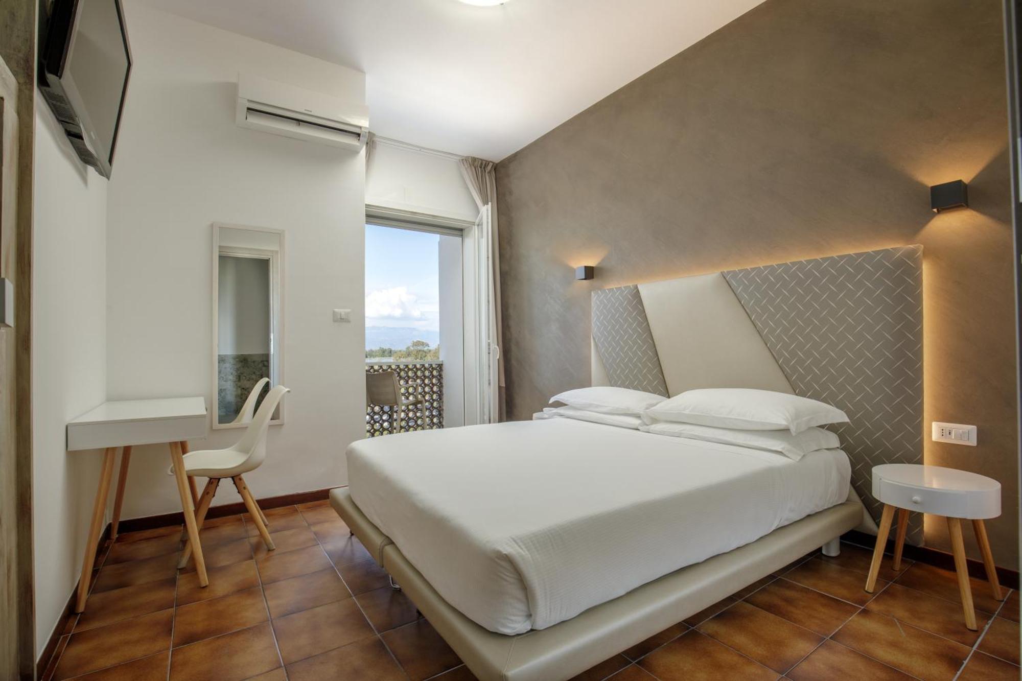 Hotel Tirreno ลาตินา ภายนอก รูปภาพ