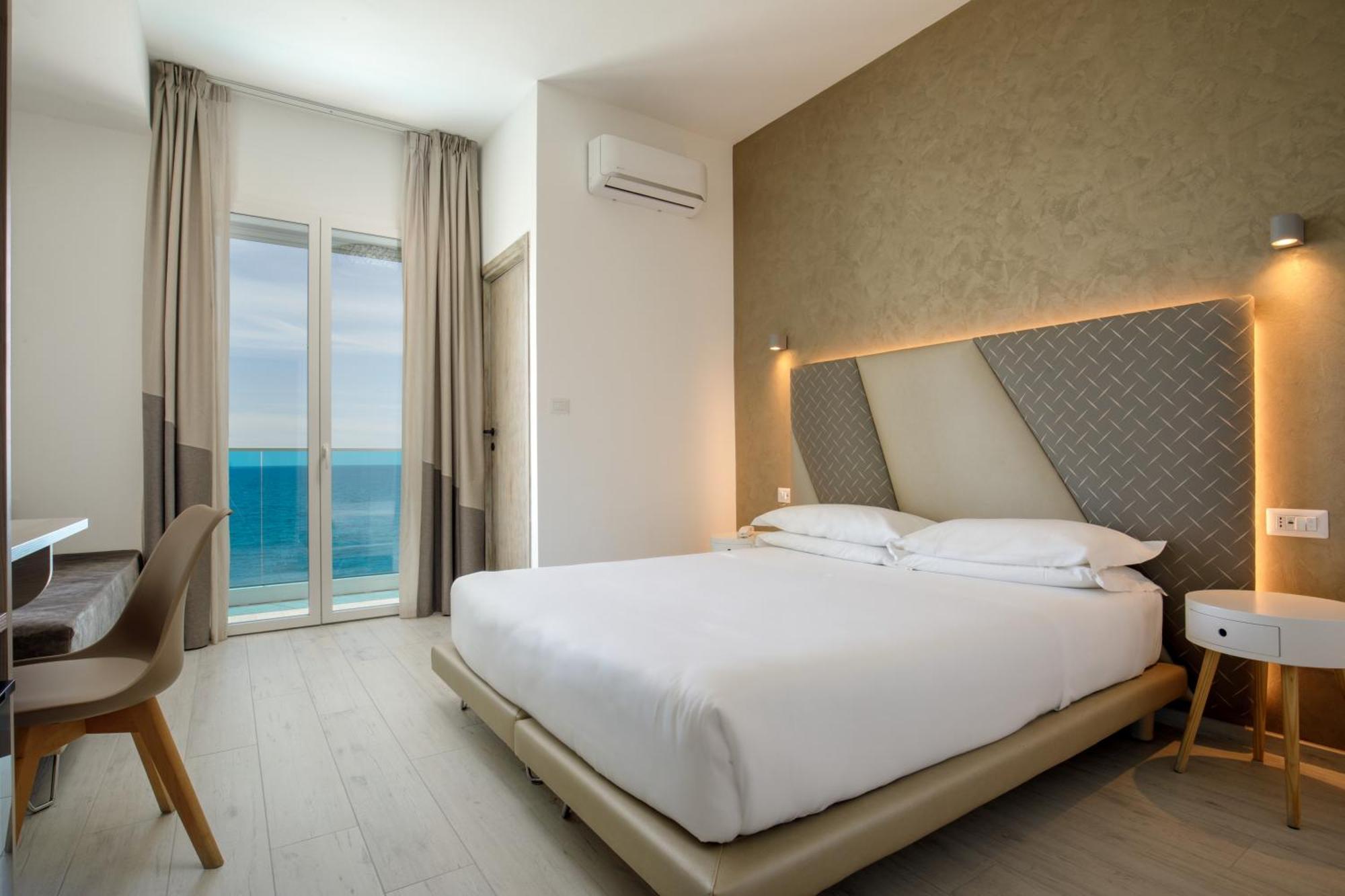 Hotel Tirreno ลาตินา ภายนอก รูปภาพ