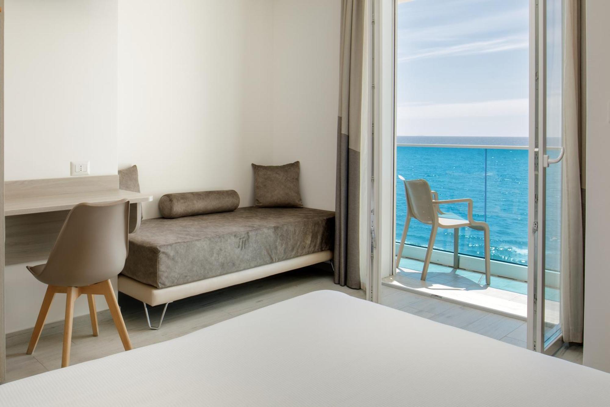 Hotel Tirreno ลาตินา ภายนอก รูปภาพ