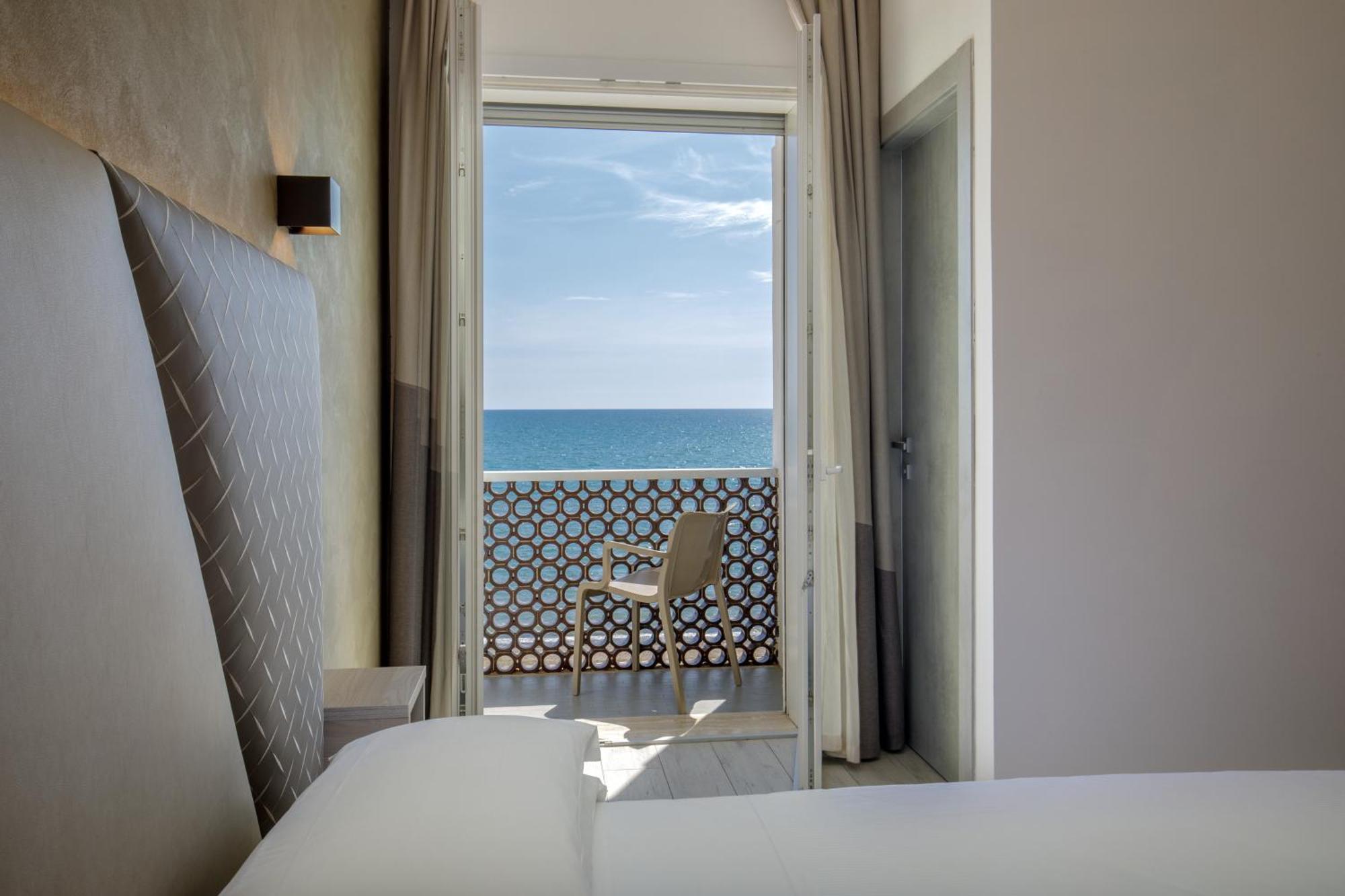 Hotel Tirreno ลาตินา ภายนอก รูปภาพ