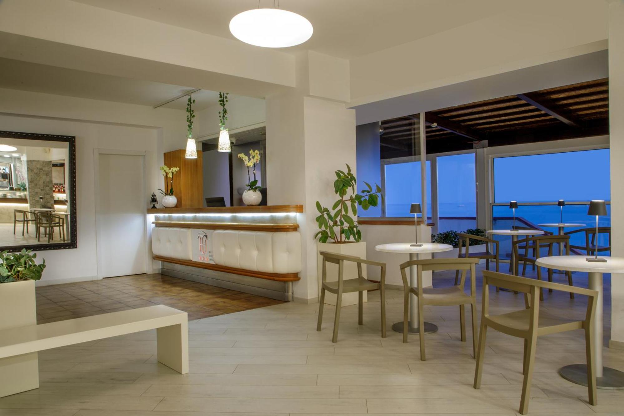 Hotel Tirreno ลาตินา ภายนอก รูปภาพ